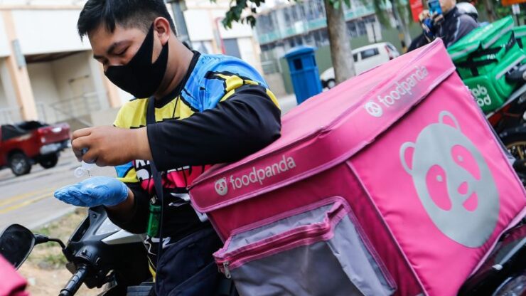 Foodpanda sedang menjalankan tugas penghantaran makanan