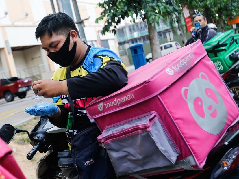 Foodpanda sedang menjalankan tugas penghantaran makanan
