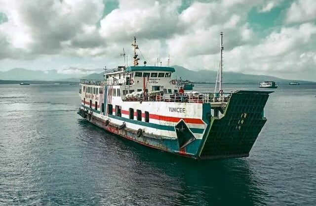 Kapal KMP Yunice tenggelam akibat arus deras pada Selasa. - Foto ihsan Radar Surabaya