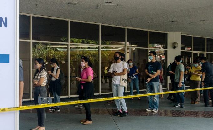 Orang ramai beratur bagi mendapatkan suntikan vaksin Covid-19