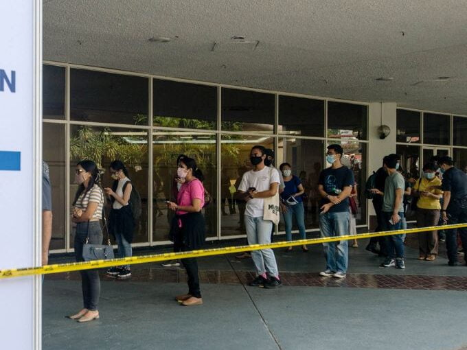 Orang ramai beratur bagi mendapatkan suntikan vaksin Covid-19