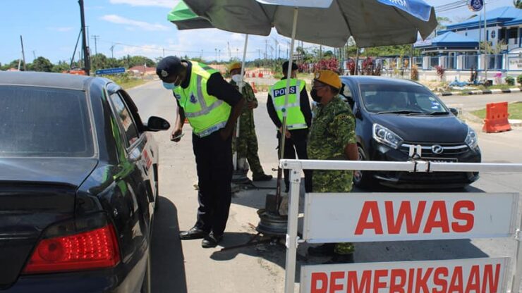 Polis Daerah Papar melakukan sekatan jalan raya (SJR) dalam usaha membasmi kes jenayah selain memantau pematuhan orang ramai terhadap prosedur operasi standard (SOP) Covid-19. - Foto ihsan Facebook/Polis Daerah Papar