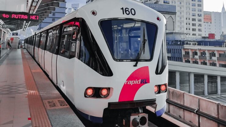 Patuhi prosedur operasi standard (SOP) apabila menggunakan pengangkutan awam. - Foto ihsan Facebook/Rapid KL