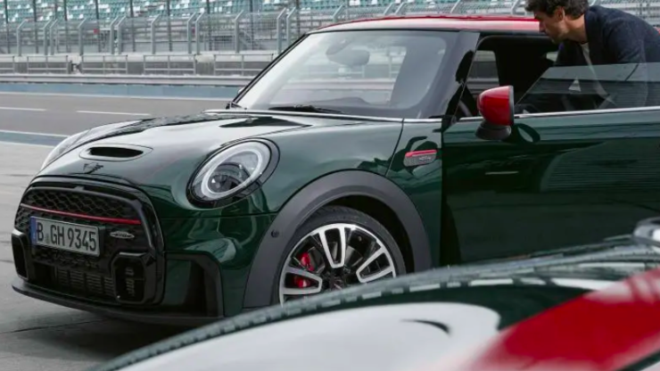 Mini John Cooper Works mempunyai rekaan yang cukup 'memukau'. - Foto oleh Mini