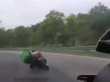 Aksi berbahaya seorang pekerja p-hailing berjaya dirakam seorang pengguna jalan raya lain. - Foto tangkap layar Sukan Star TV