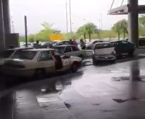 Insiden teksi rempuh tiga kenderaan di Lapangan Terbang Antarabangsa Kota Kinabalu (KKIA) tular sejak semalam. - Foto ihsan Twitter/AJ Yahya