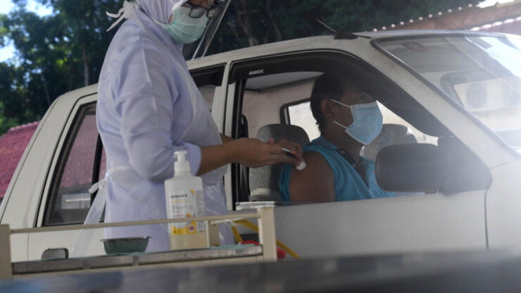 Program Vaksinasi Secara Pandu Lalu turut juga dilaksanakan di kawasan lain termasuk di daerah Padang Terap, Kedah. - Foto ihsan Bernama