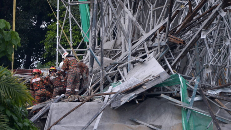 Anggota bomba sedang menjalankan kerja menyelamat. - Foto oleh Miera Zulyana