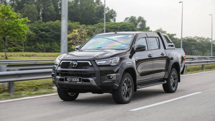 toyota hilux 2020 media drive 25