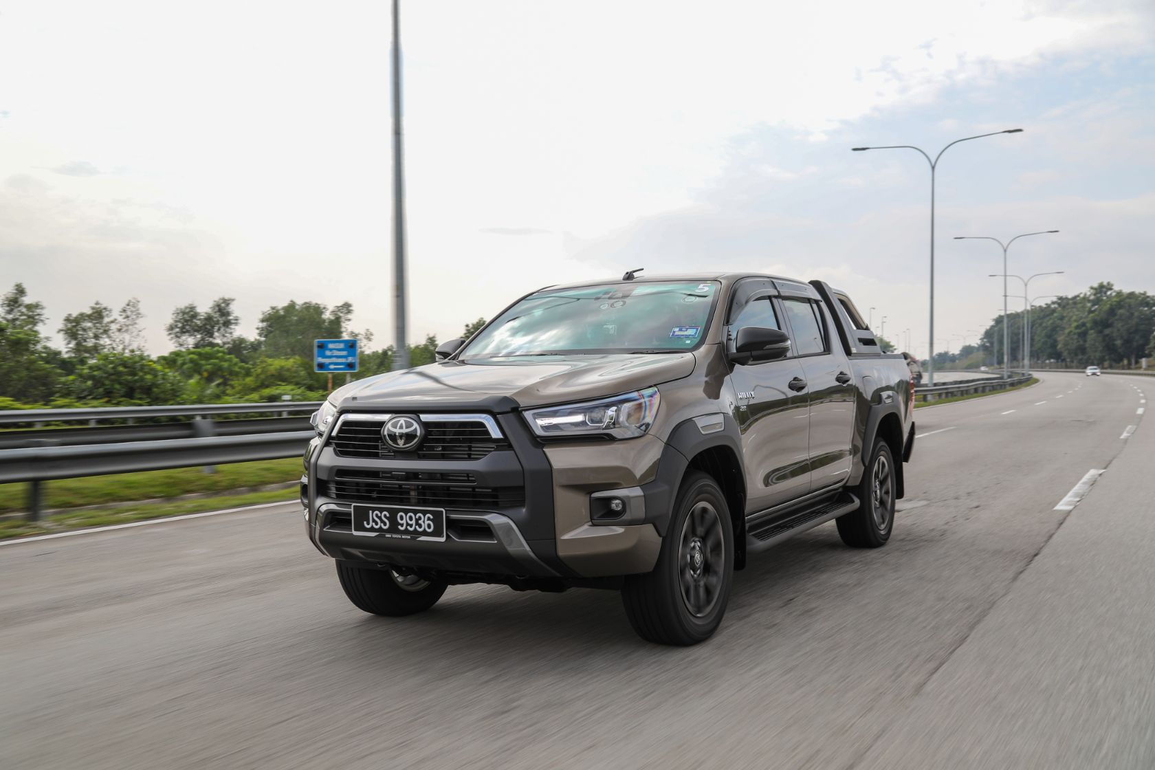 toyota hilux 2020 media drive 27
