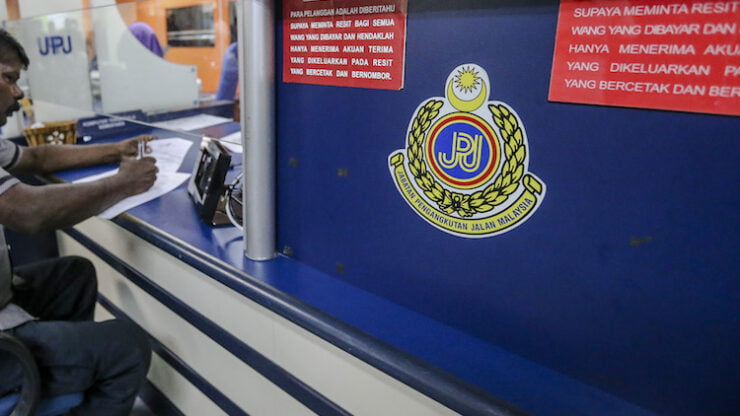 Orang ramai diminta tidak bimbang dengan stok lesen Jabatan Pengangkutan Jalan (JPJ). - Foto ihsan Malay Mail