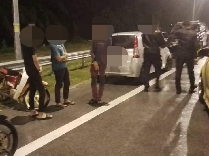 Polis menahan enam individu ketika asyik menonton perlumbaan haram di Pekan, Pahang. - Foto ihsan Facebook/Polis Daerah Pekan