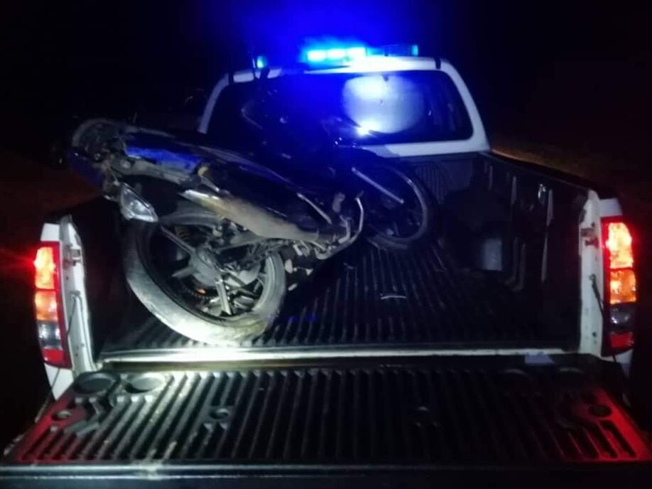 Polis masih mengesan kenderaan melanggar motosikal dinaiki kedua mangsa. - Foto ihsan Sarikei Virals