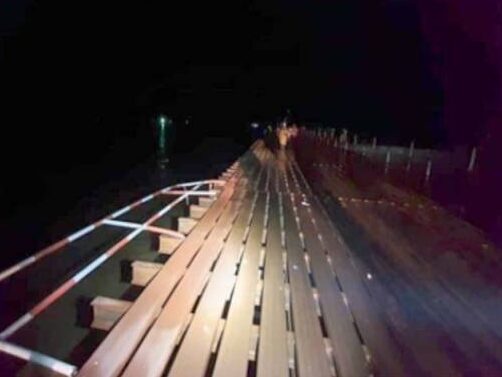 Sebuah kenderaan pacuan empat roda dipercayai melanggar penghadang besi sebelum terjunam ke dalam Sungai Batang Lassa. - Foto ihsan Bernama