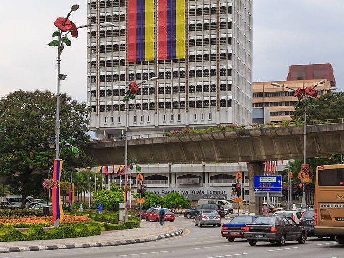 Dewan Bandaraya Kuala Lumpur (DBKL) sentiasa memandang serius mengenai tahap keselamatan pengguna jalan raya.. - Foto ihsan Wikipedia