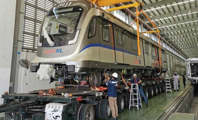 Gerabak tren milik Rapid KL ketika masih dalam pembinaan. - Foto ihsan Rapid KL