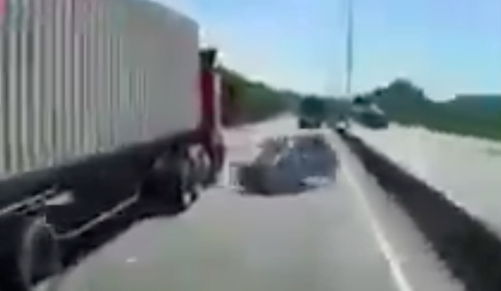 Tangkap layar video kereta dirempuh lori dipercayai berlaku di Pulau Indah, Selangor. - Foto ihsan Twitter/MyWatch