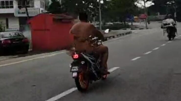 Polis minta jangan kongsi video lelaki bogel tunggang motosikal di media sosial. - Foto tangkap layar media sosial.