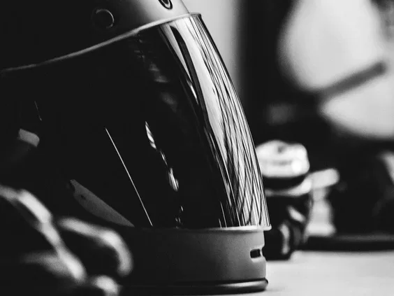 Helmet perlu disimpan di tempat yang kering dan tidak lembap. - Foto ihsan Unsplash/Gijs Coolen