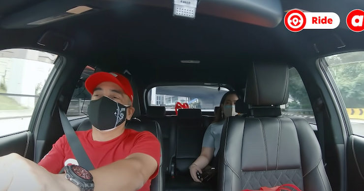 Datuk Seri Nazir Razak teruja menjadi pemandu airasia ride. Foto tangkap layar Youtube/airasia Super App