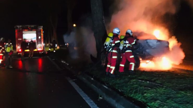 Seorang warga emas maut selepas kereta dipandu melanggar pokok di Miri, Sarawak. - Foto ihsan JBPM
