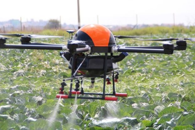 Dron boleh digunakan untuk menyembur racun atau baja. - Foto ihsan Wikipedia