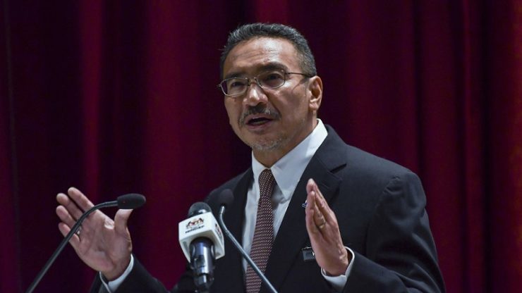 Menteri Kanan Pertahanan Datuk Seri Hishammuddin Hussein meminta semua pihak tidak membuat spekulasi berhubung nahas pesawat Hawk milik Tentera Udara Diraja Malaysia (TUDM). - Foto ihsan Malay Mail