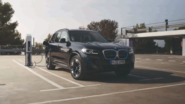 Penggunaan kereta elektrik (EV) diyakini mampu menjaga alam sekitar. - Foto ihsan BMW