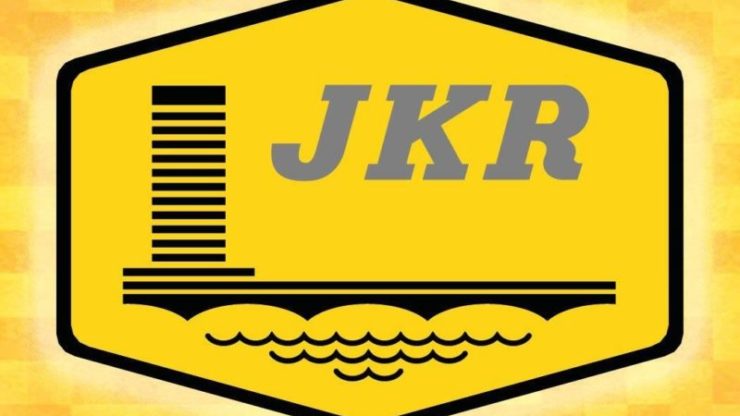 Jabatan Kerja Raya (JKR) menasihati pengguna jalan raya berhati-hati susulan insiden tanah runtuh. - Foto ihsan Facebook/JKR