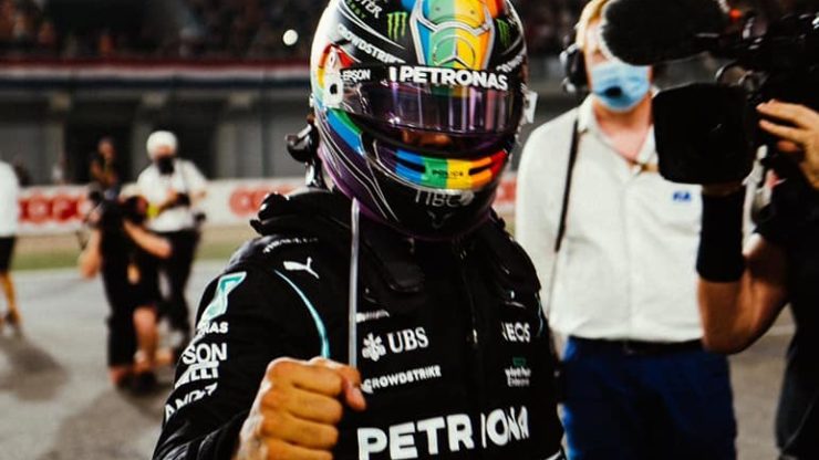 Pelumba warga Britain Lewis Hamilton mengenakan topi keledar mempromosikan warna golongan lesbian, gay, biseksual dan transgender (LGBT) di Qatar musim lalu. - Foto ihsan Facebook/Lewis Hamilton
