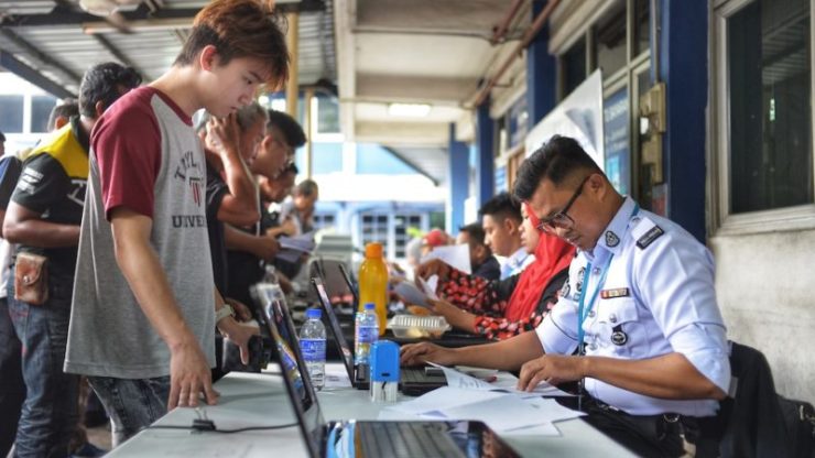 Orang ramai kelihatan mengambil peluang melunaskan bayaran saman. - Foto ihsan Malay Mail