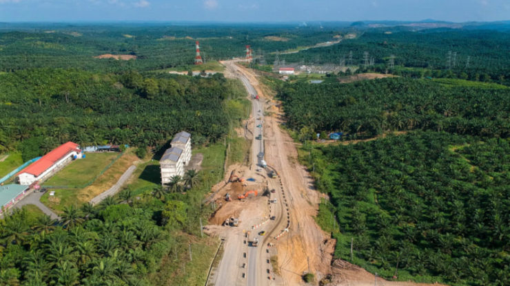 Projek Lebuh Raya Pan Boerneo dibina bagi meningkatkan jaringan perhubungan rakyat di Sabah dan Sarawak. - Foto ihsan Malay Mail
