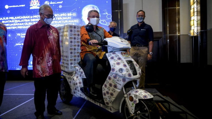 Menteri Sains, Teknologi dan Inovasi Datuk Seri Dr Adham Baba melancarkan motosikal elektrik ES-11. - Foto ihsan Bernama