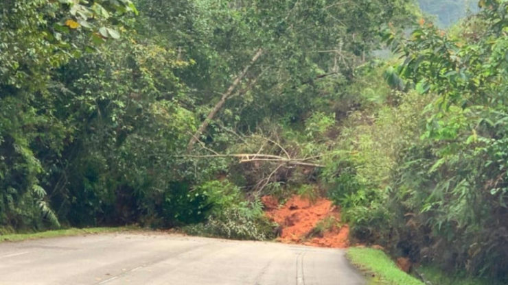 Kejadian tanah runtuh bukan sahaja merosakkan harta benda malah, boleh meragut nyawa. - Foto ihsan Malay Mail