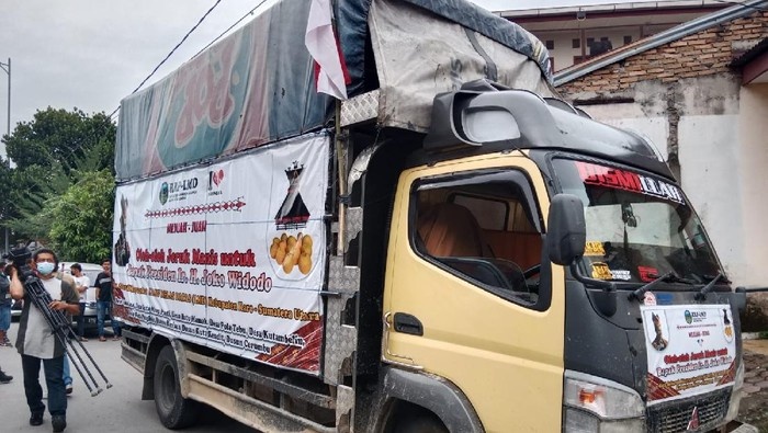 Lori membawa buah oren yang dihadiahkan kepada Presiden Indonesia Joko Widodo. - Foto ihsan detikNews