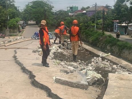 Jambatan dinamakan KW6 terletak di Karawang Barat retak dan masih disiasat puncanya. - Foto ihsan Detik.com