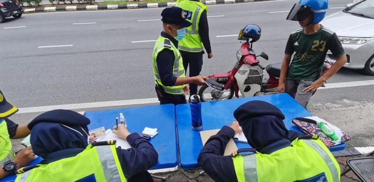 Pemilikan lesen kenderaan tanpa melalui prosedur ditetapkan adalah salah di sisi undang-undang. - Foto ihsan Facebook / JPJ Terengganu