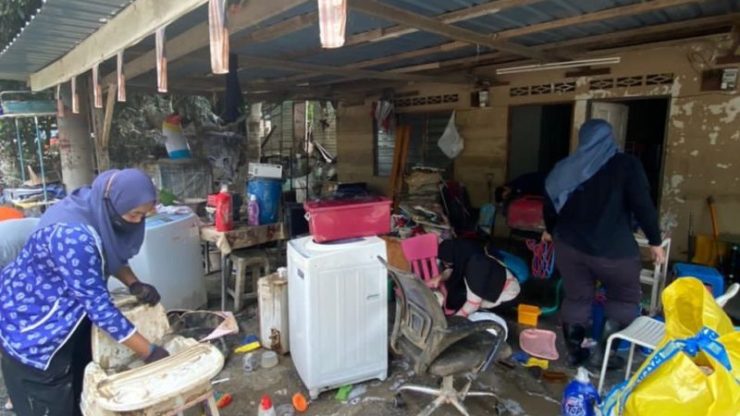 UMW Toyota antara syarikat membantu mangsa banjir pada Disember tahun lula. - Foto ihsan Facebook/UMW Toyota