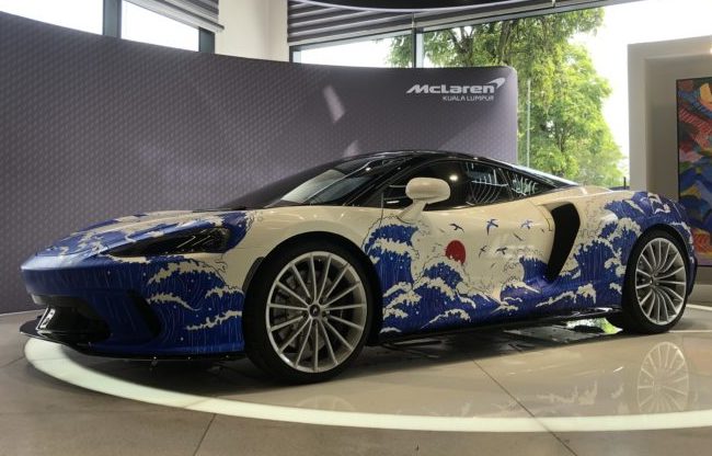 Lukisan porcelain hasil karya Karwai Chan menyerlahkan keunikan sebuah McLaren GT. - Foto oleh Engear