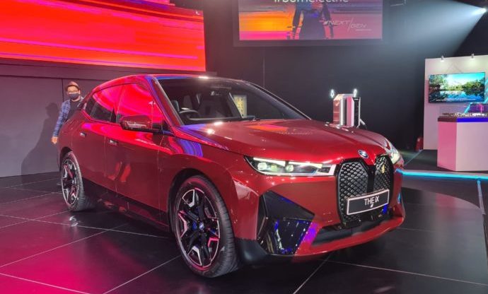 BMW iX menjadi penanda aras baharu bagi kenderaan elektrik di negara ini. - Foto oleh Engear
