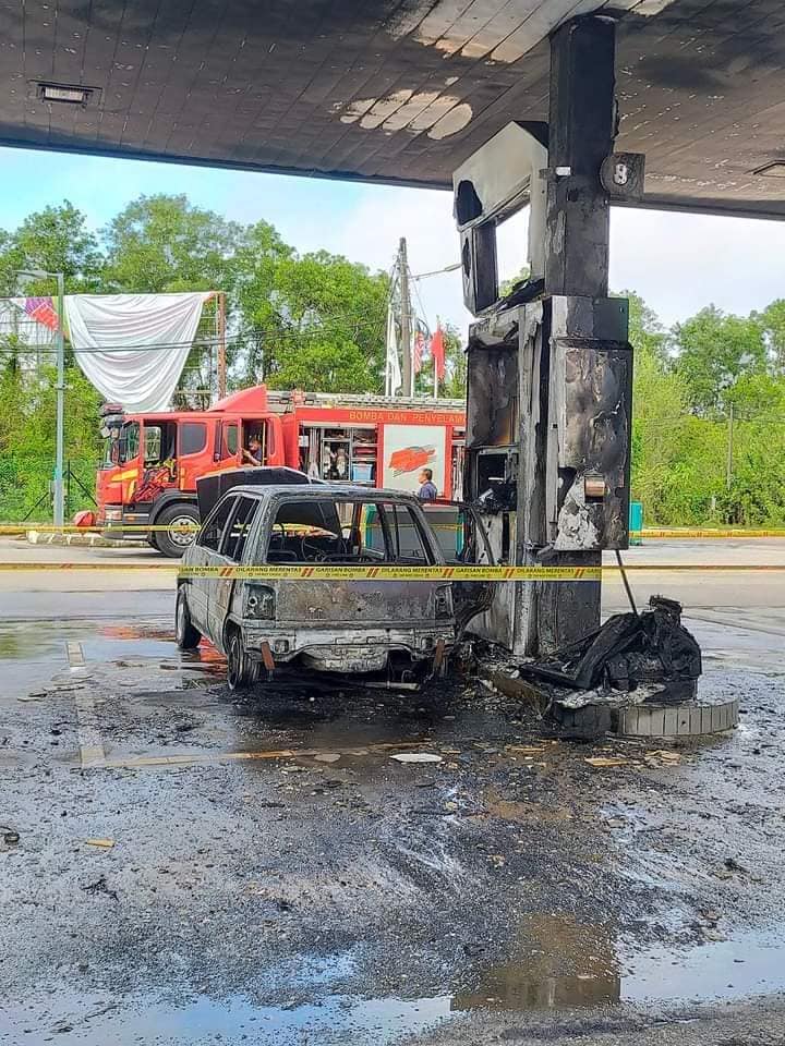 Keadaan kereta Kancil dan pam minyak yang terbakar pada Isnin. - Foto ihsan Facebook/Maafsebut