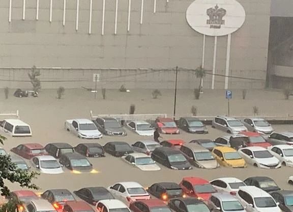 Keadaan banjir di ibu negara yang menyaksikan kenderaan ditenggelami banjir. - Foto ihsan Facebook/Impiana