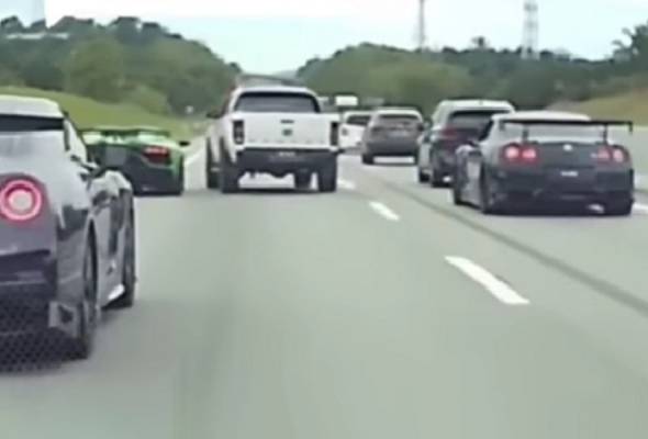 Sebuah Ford Ranger melanggar kereta mewah di Kilometer 34, Lebuhraya Utara - Selatan arah Selatan. - Foto tangkap layar Facebook / kzclip.net