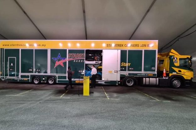 Starrtrek Carriers Sdn Bhd menawarkan perkhidmatan pengangkutan membawa kenderaan dengan jaminan keselamatan tinggi. - Foto oleh Engear