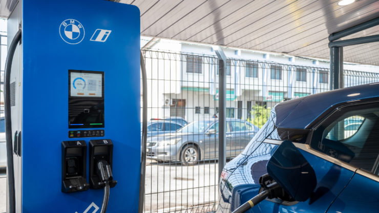 BMW antara jenama yang serius dalam kempen penggunaan kenderaan elektrik (EV) di Malaysia. - Foto hiasan ihsan BMW