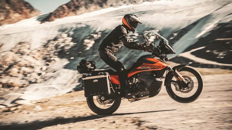 359619_MY21 KTM 890 ADVENTURE_ Action_MY21