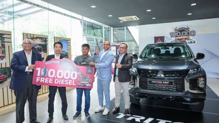 100,000th Triton Handover. From MMM, COO, Ilham Helmi, CEO, Shinya Ikeda, Triton’s 100,000th Customer, Muhammad Faerus and from EON Berhad, CEO, Akkbar Danial and COO, Shamsul Haq