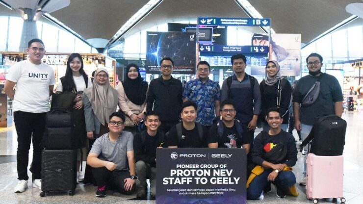 Deputy CEO of PROTON, En Roslan Abdullah (4th from right) sent off the staff in KLIA
