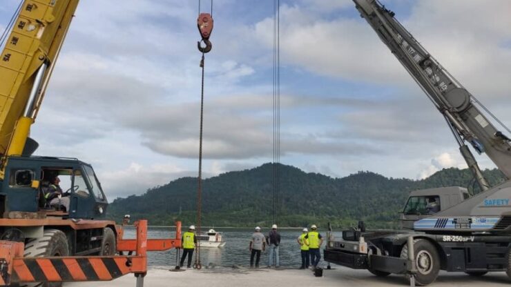 Pemandu lemas lori jatuh laut