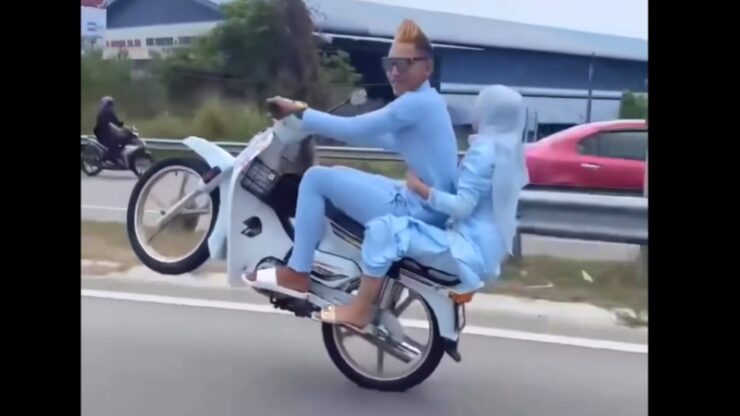 buat wheelie pakai baju melayu